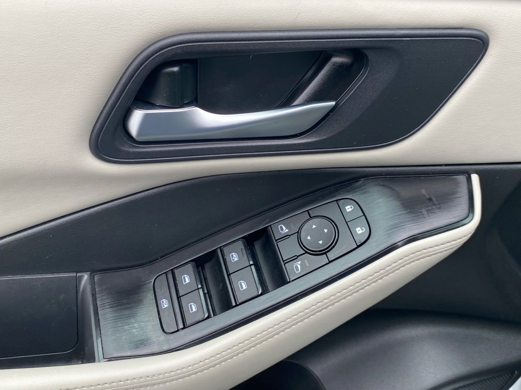 Used 2024 Nissan Rogue SV image 18