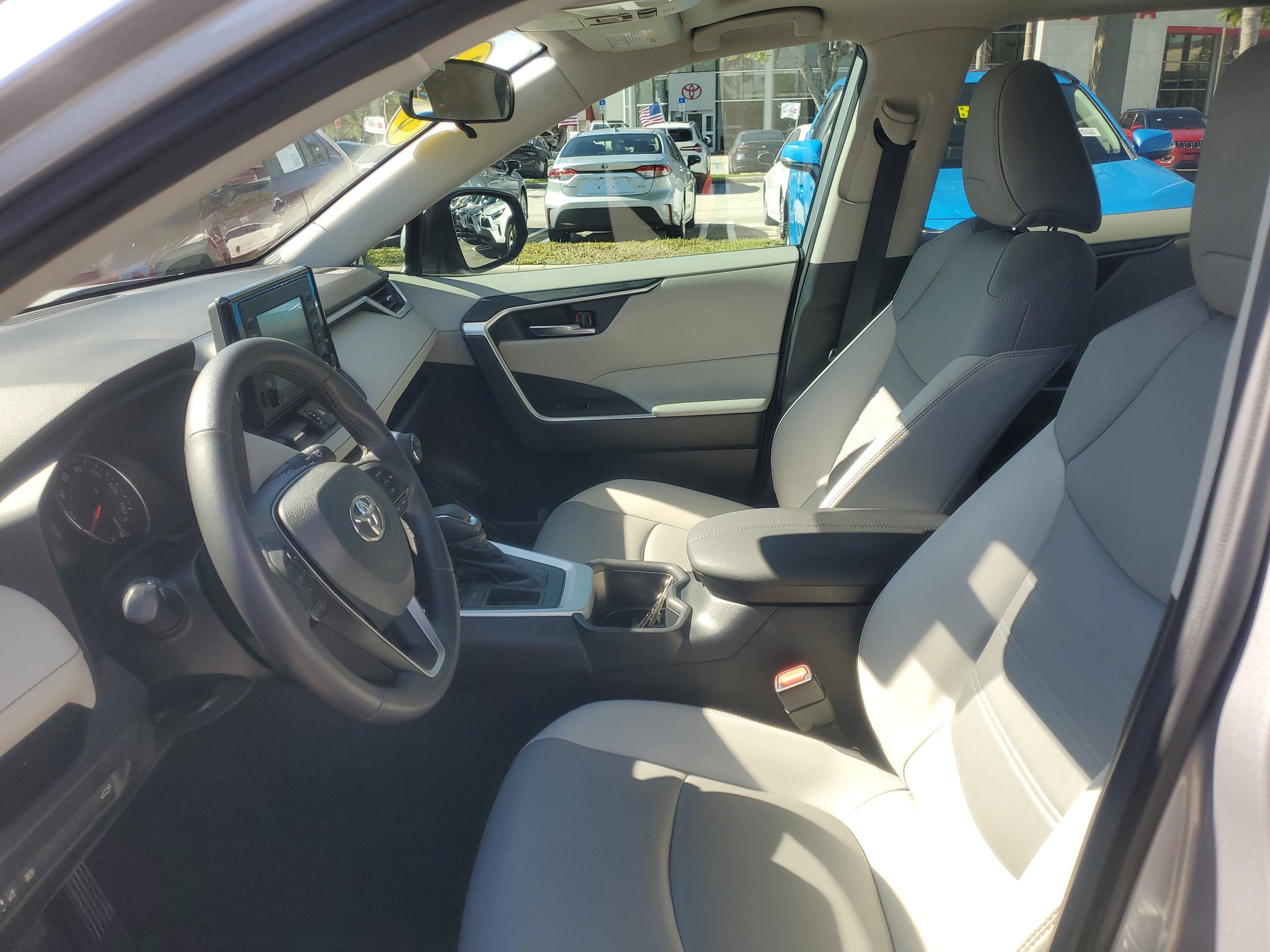 Used 2022 Toyota RAV4 XLE Premium image 16