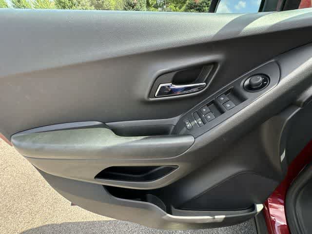 Used 2022 Chevrolet Trax LT w/ LT Convenience Package AWD/4WD image 16