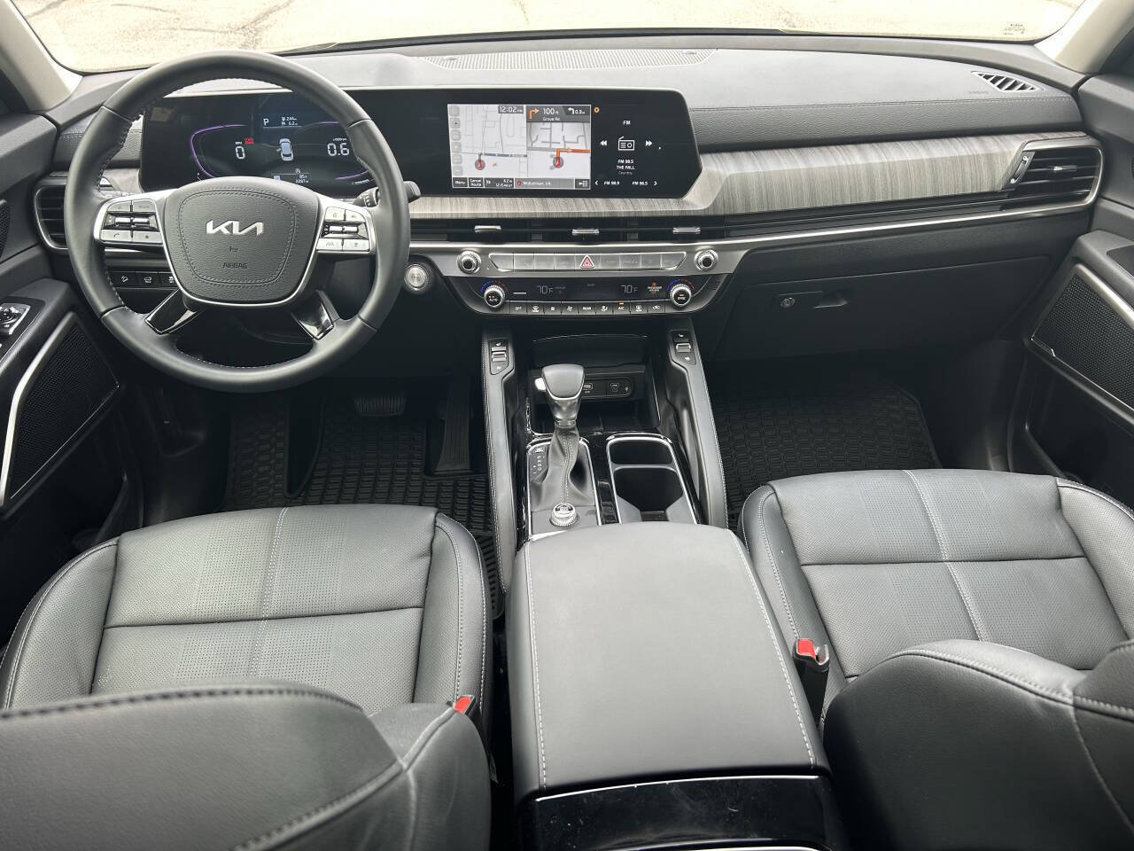 Used 2025 Kia Telluride EX w/ EX Captain's Chair Package FWD image 3