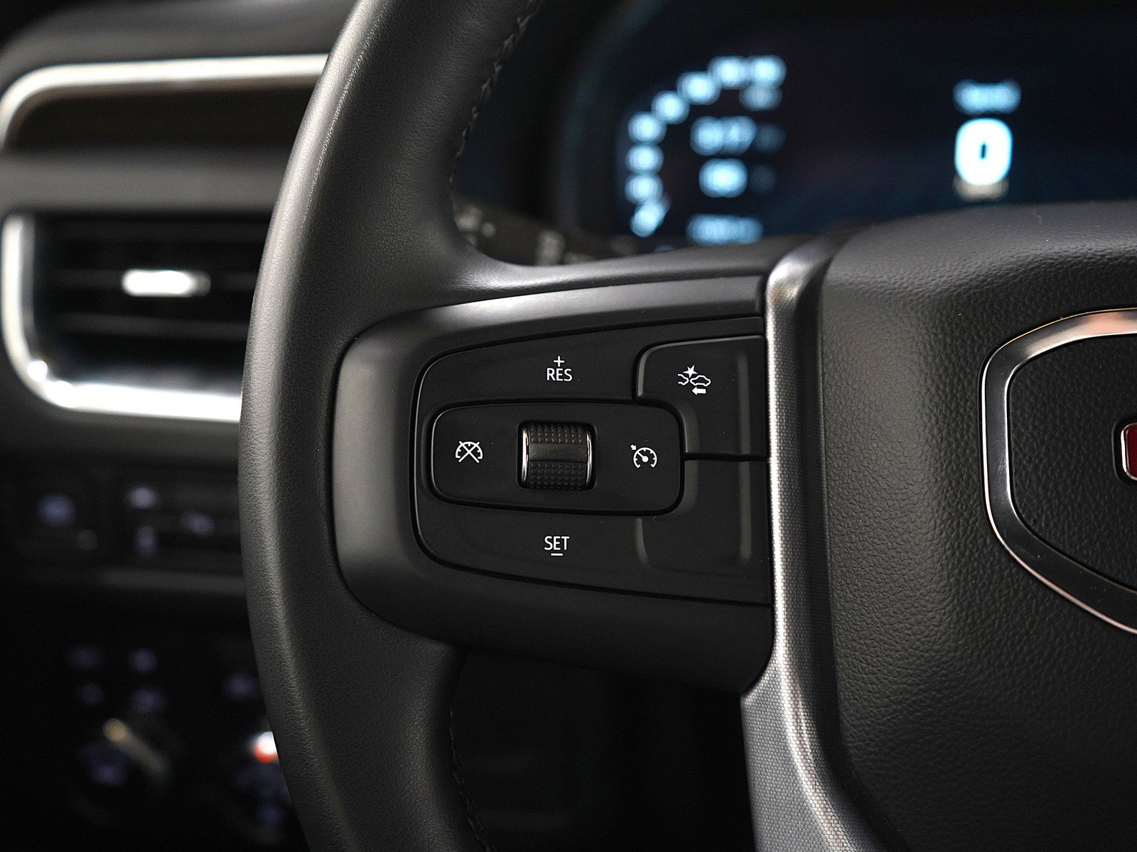 Used 2023 GMC Yukon XL SLE image 28