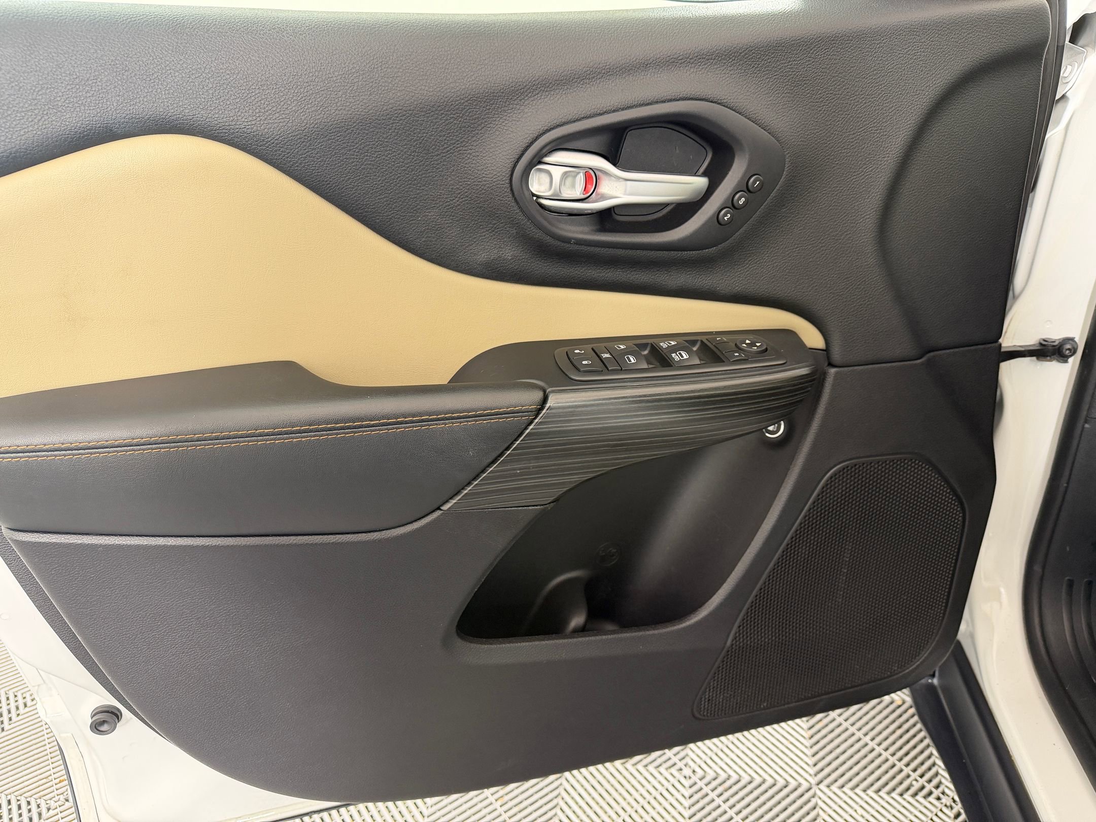 Used 2016 Jeep Cherokee Limited w/ Luxury Group image 16