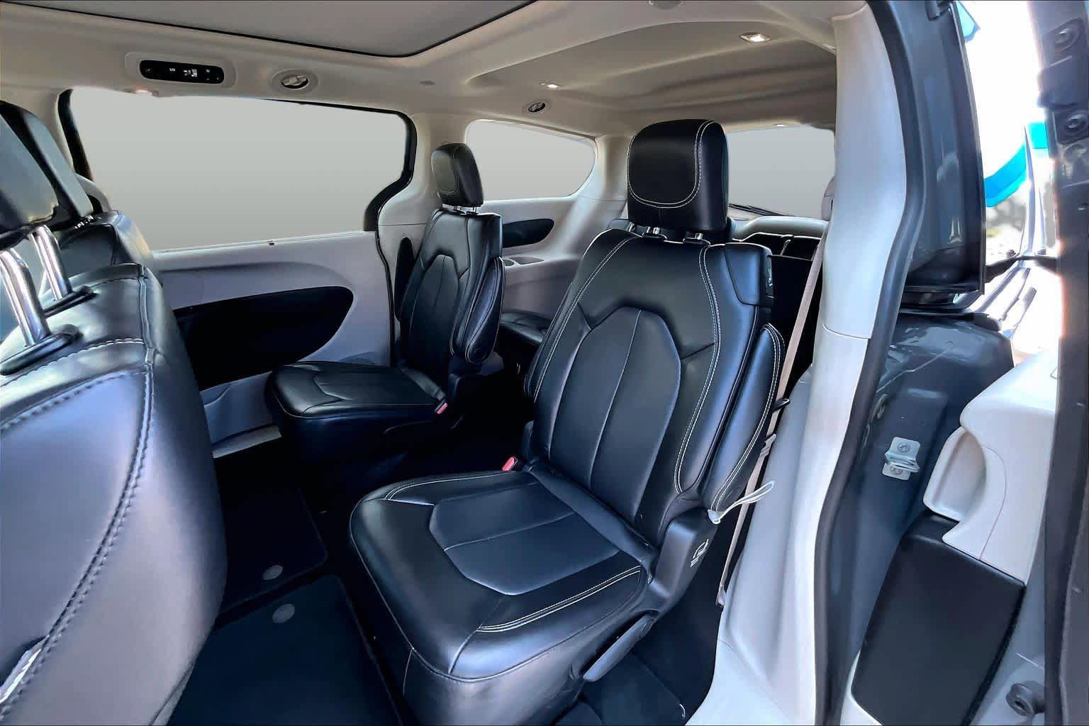 Used 2023 Chrysler Pacifica Touring-L AWD/4WD image 21