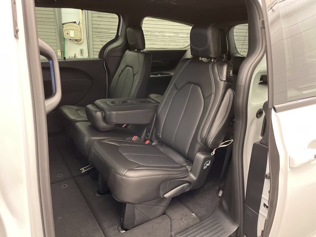 New 2026 Chrysler Pacifica Select FWD image 16