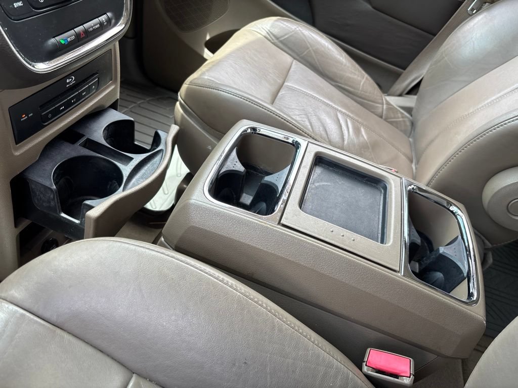 Used 2014 Chrysler Town & Country Limited FWD image 19
