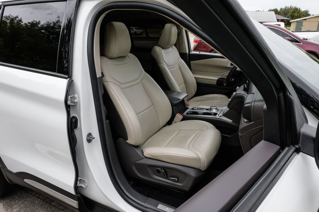 Used 2020 Ford Explorer Platinum w/ Premium Technology Package AWD/4WD image 39