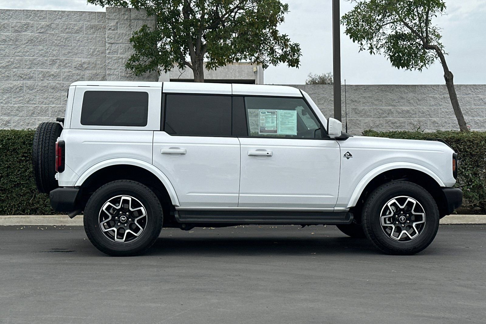 Used 2025 Ford Bronco Outer Banks image 3