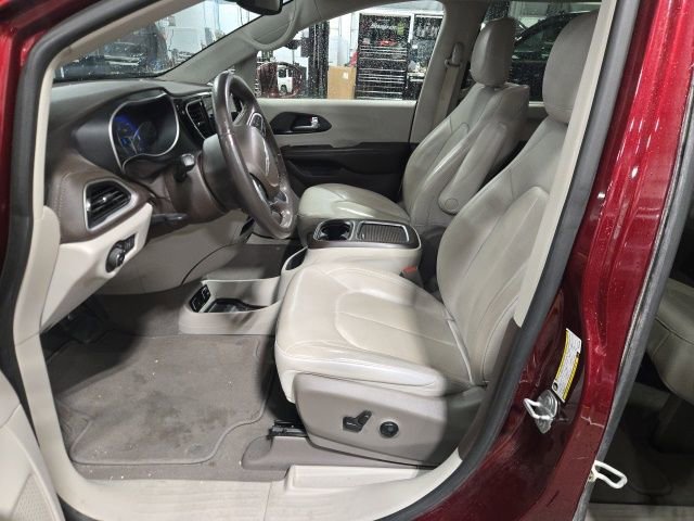 Used 2021 Chrysler Pacifica Touring-L image 13