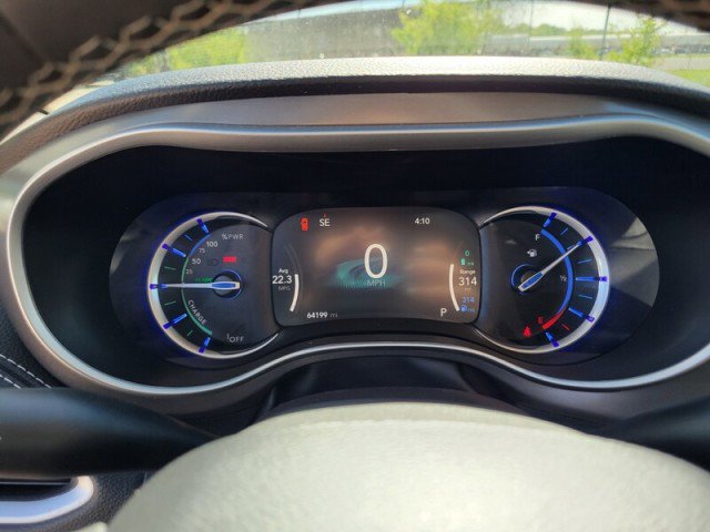 Used 2023 Chrysler Pacifica Touring-L image 17