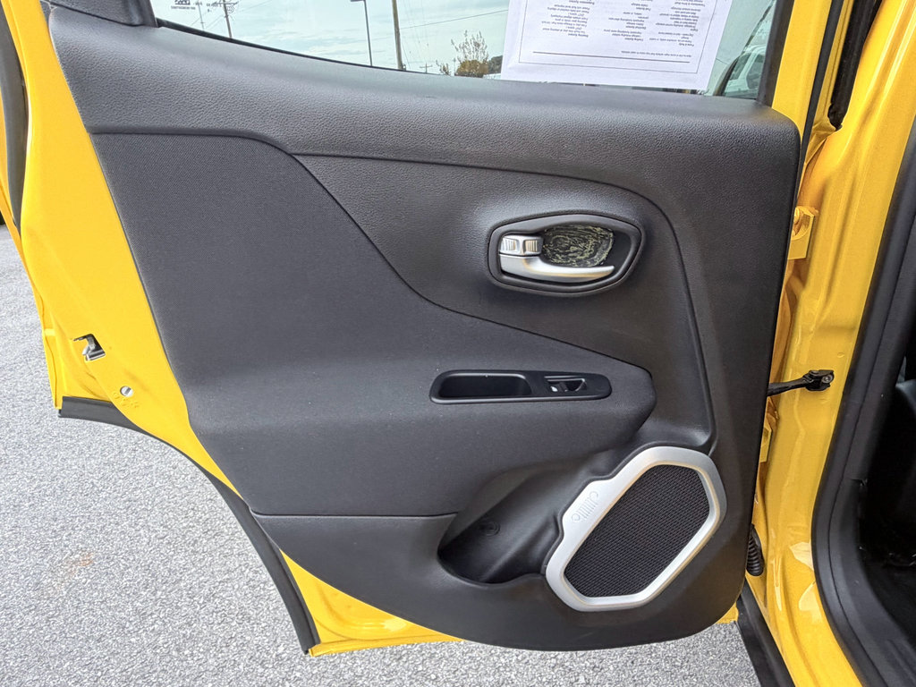 Used 2018 Jeep Renegade Latitude w/ Cold Weather Group FWD image 28