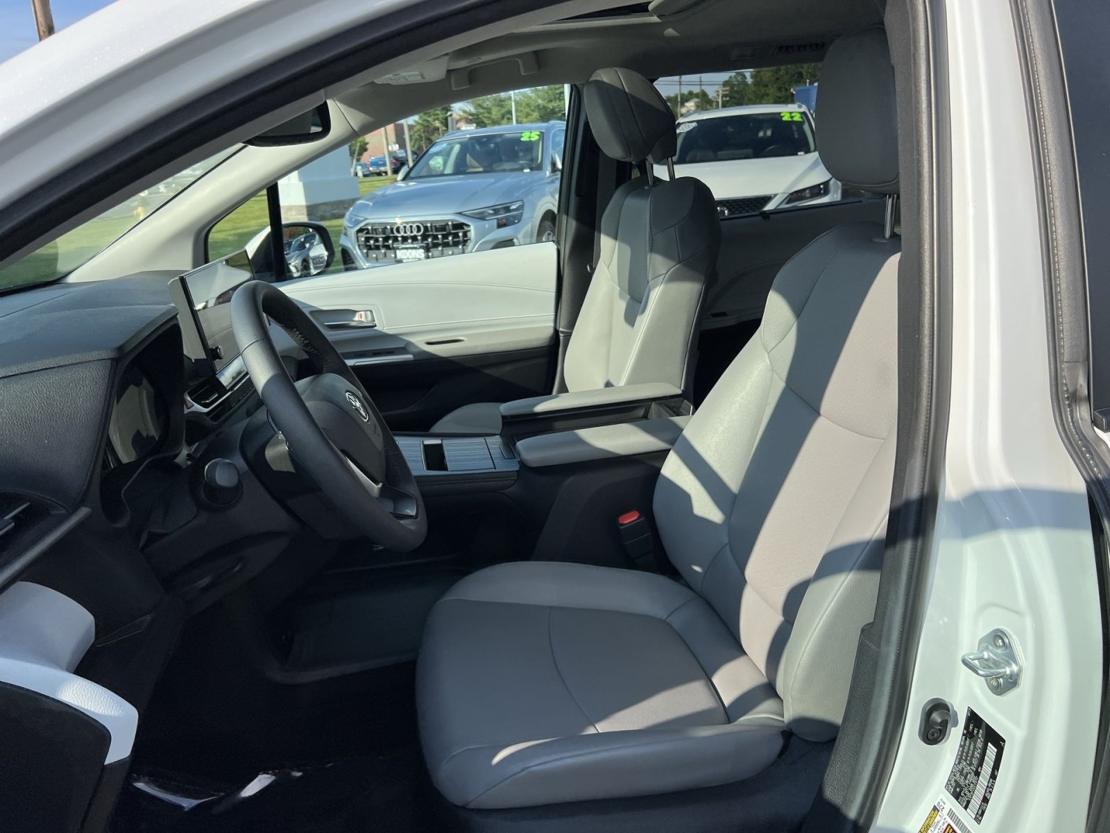 Used 2025 Toyota Sienna XLE AWD/4WD image 13
