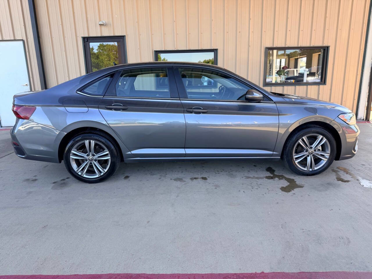 Used 2024 Volkswagen Jetta SE image 1