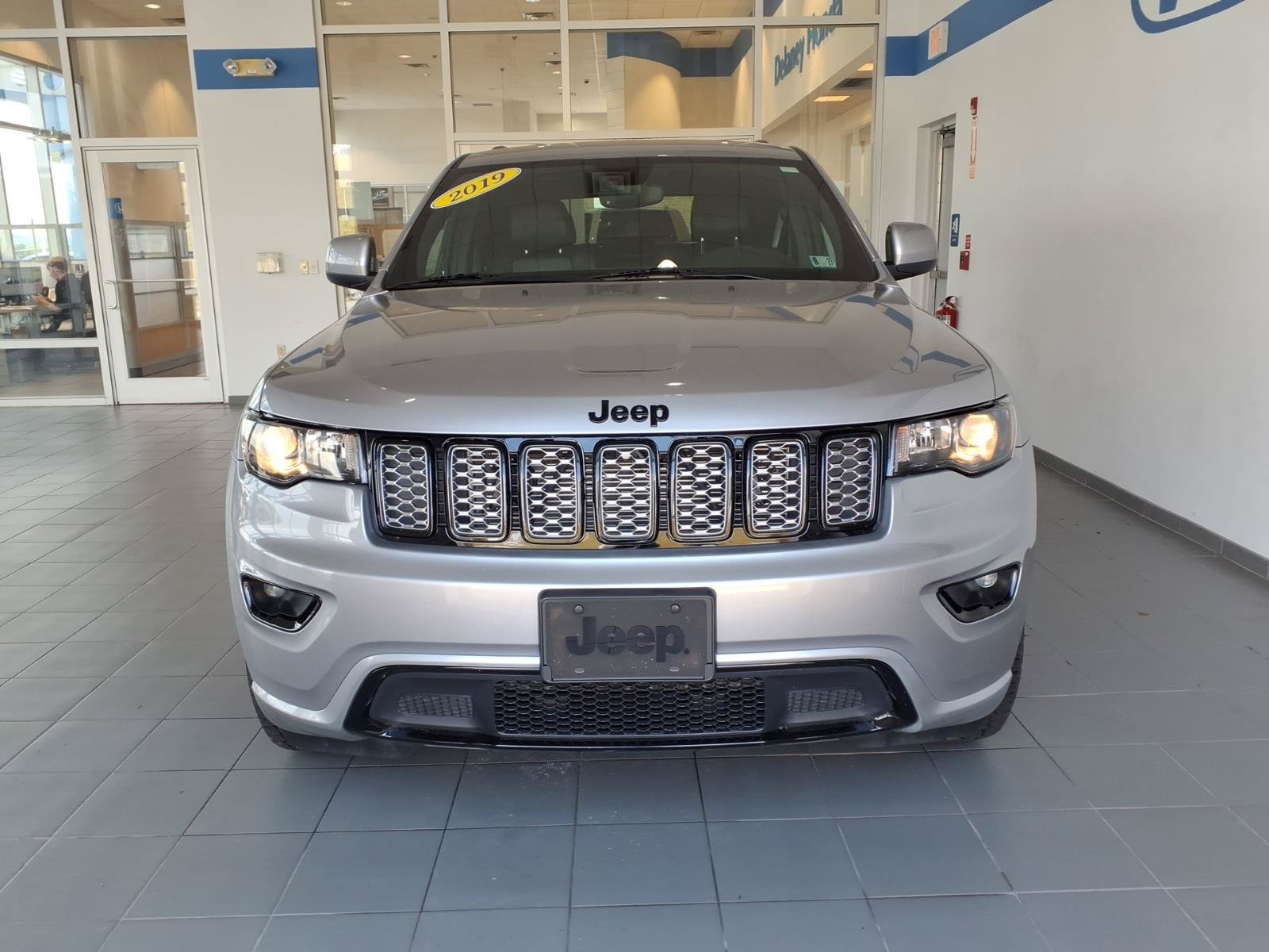 Used 2019 Jeep Grand Cherokee Altitude AWD/4WD image 2