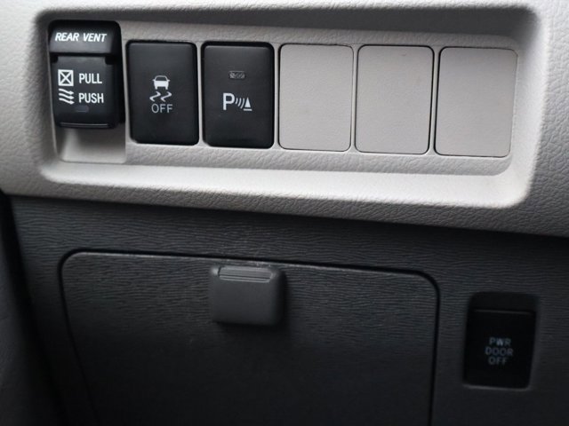 Used 2020 Toyota Sienna XLE w/ XLE Navigation Package FWD image 17