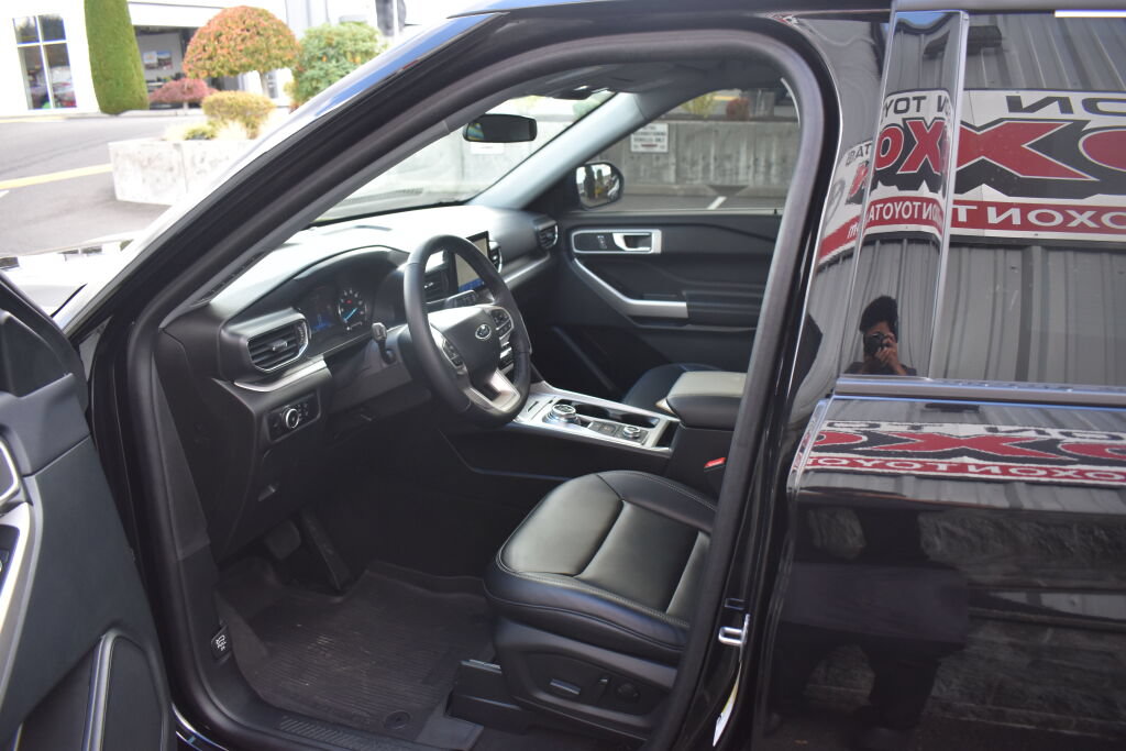 Used 2024 Ford Explorer XLT w/ Equipment Group 202A AWD/4WD image 18