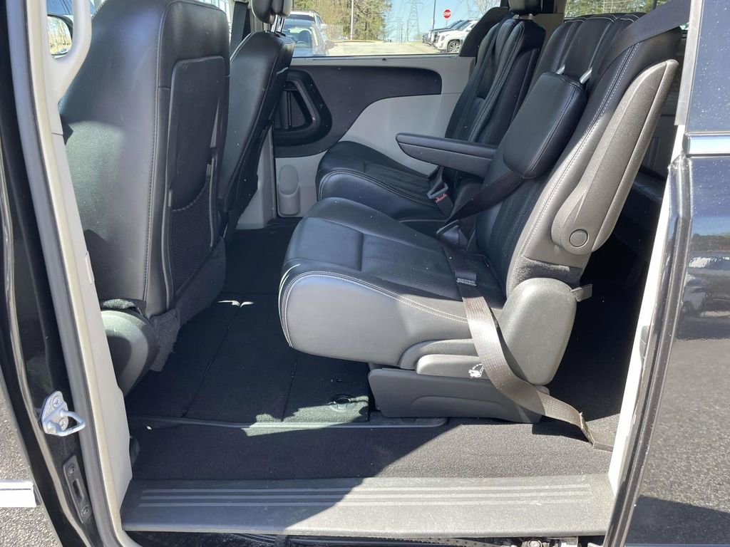 Used 2014 Chrysler Town & Country Touring-L w/ Driver Convenience Group image 14