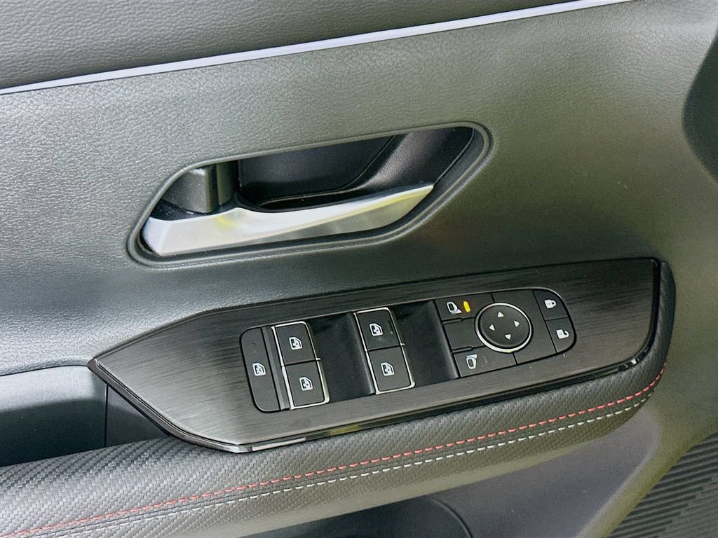 Certified 2025 Nissan Kicks SR FWD image 24