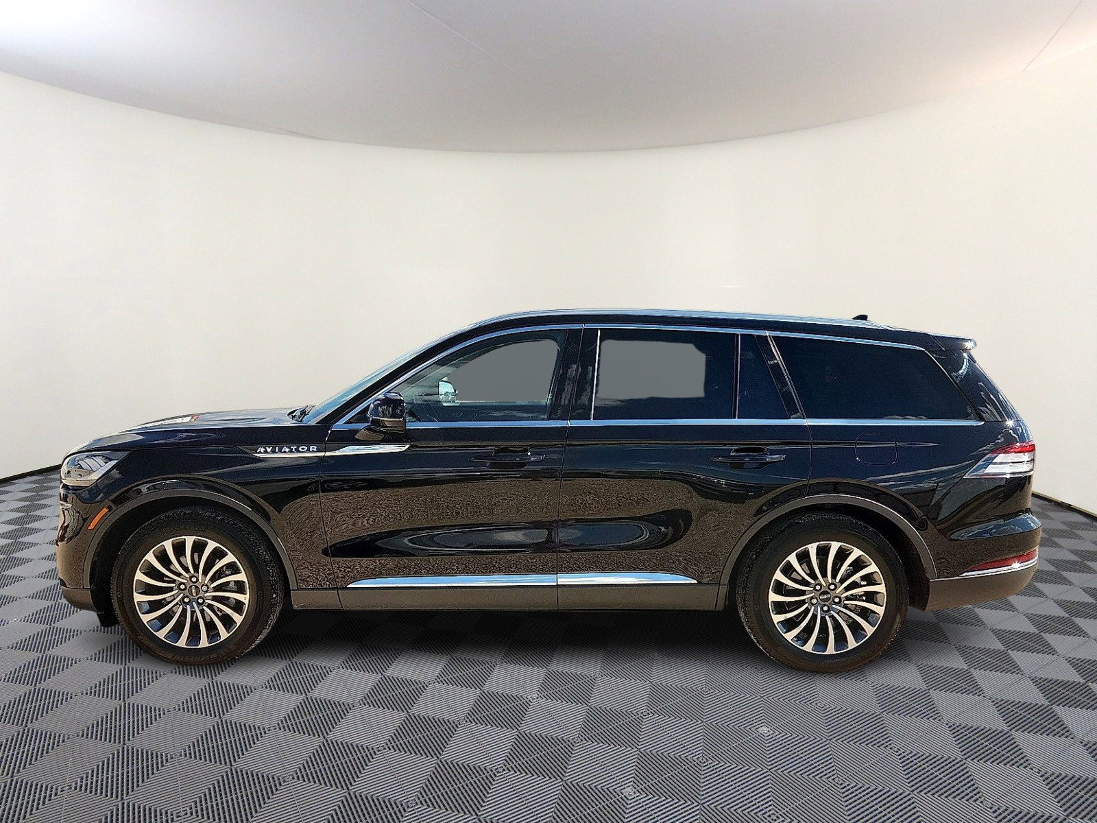 Used 2024 Lincoln Aviator 2WD w/ Premium Package image 2