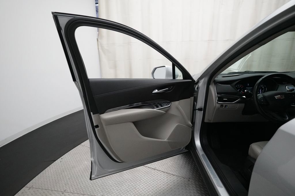 Used 2019 Cadillac XT4 Luxury w/ Cold Weather Package FWD image 27