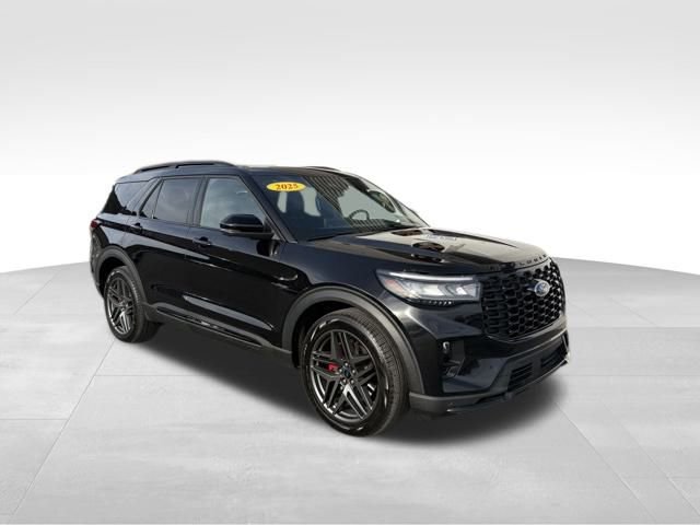 Used 2025 Ford Explorer ST image 3