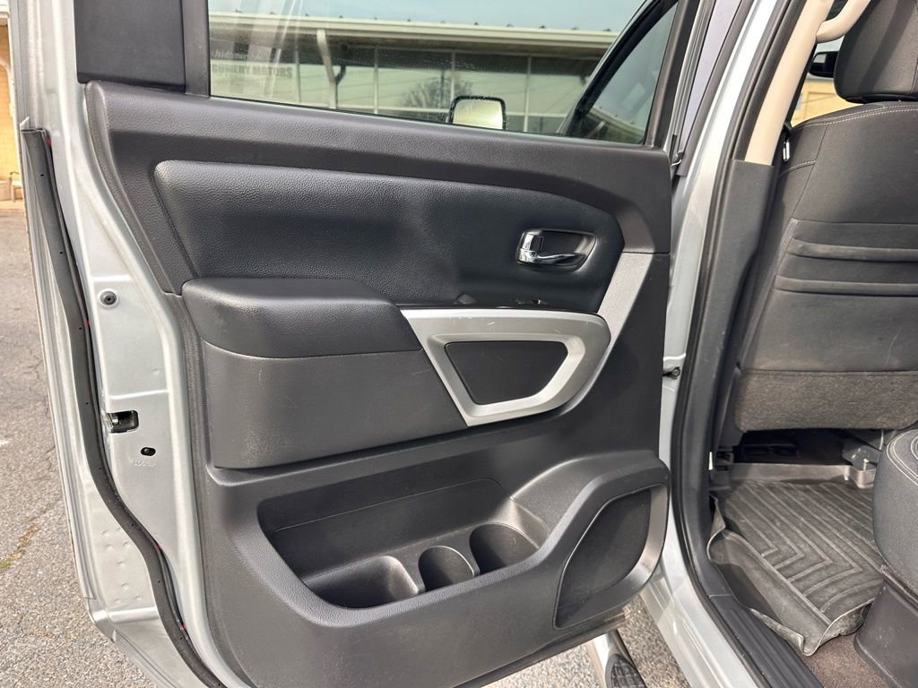 Used 2018 Nissan Titan SV w/ SV Convenience Package image 23