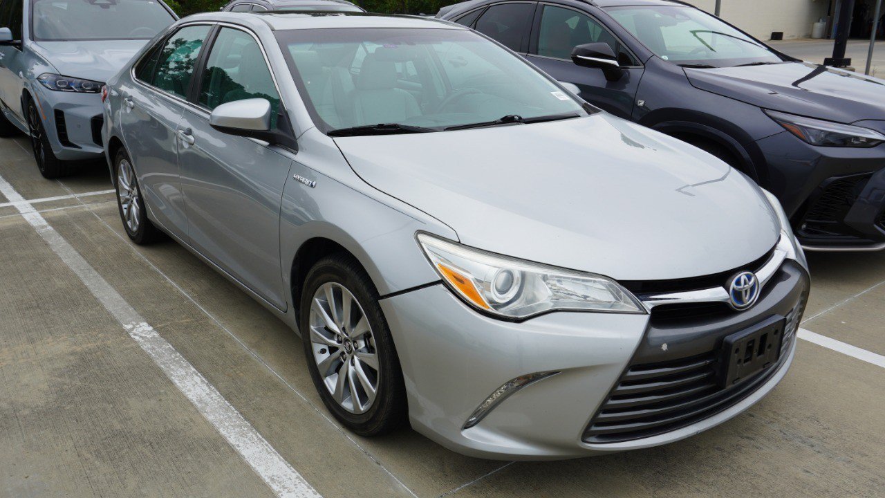 Used 2015 Toyota Camry XLE w/ Moonroof Package FWD image 3