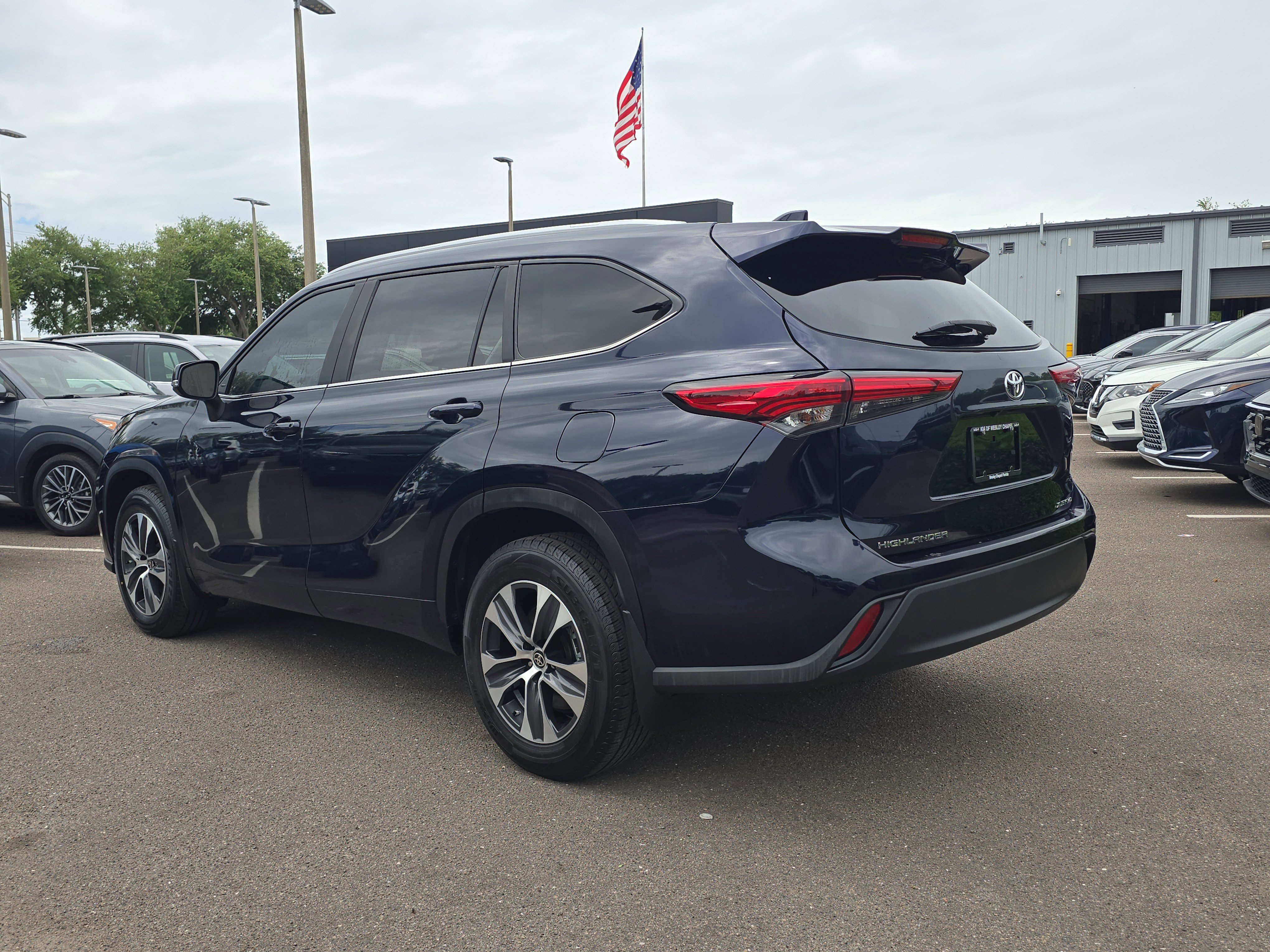 Used 2023 Toyota Highlander XLE AWD/4WD image 6