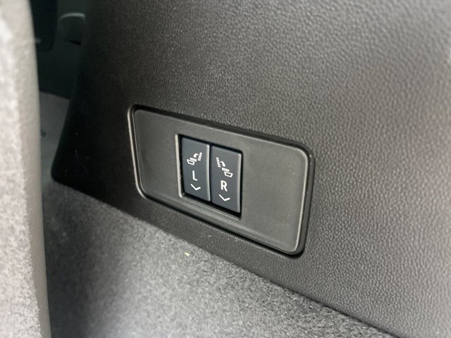 New 2025 Cadillac XT6 Luxury image 6