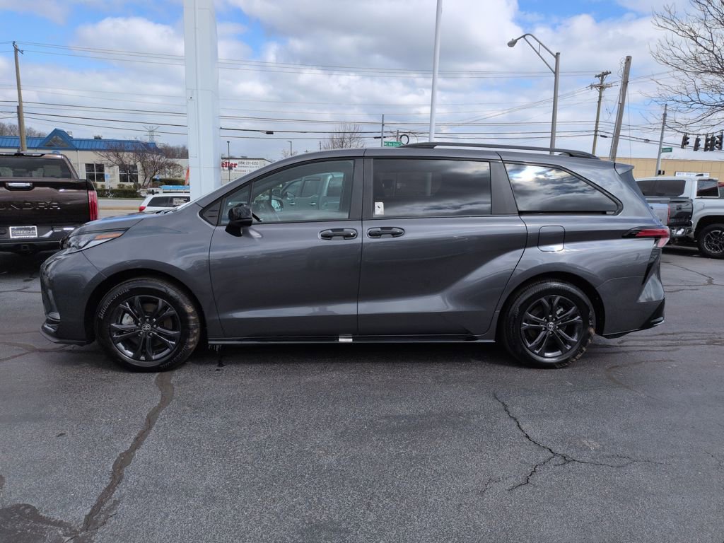 Used 2025 Toyota Sienna XSE w/ XSE Plus Package image 2