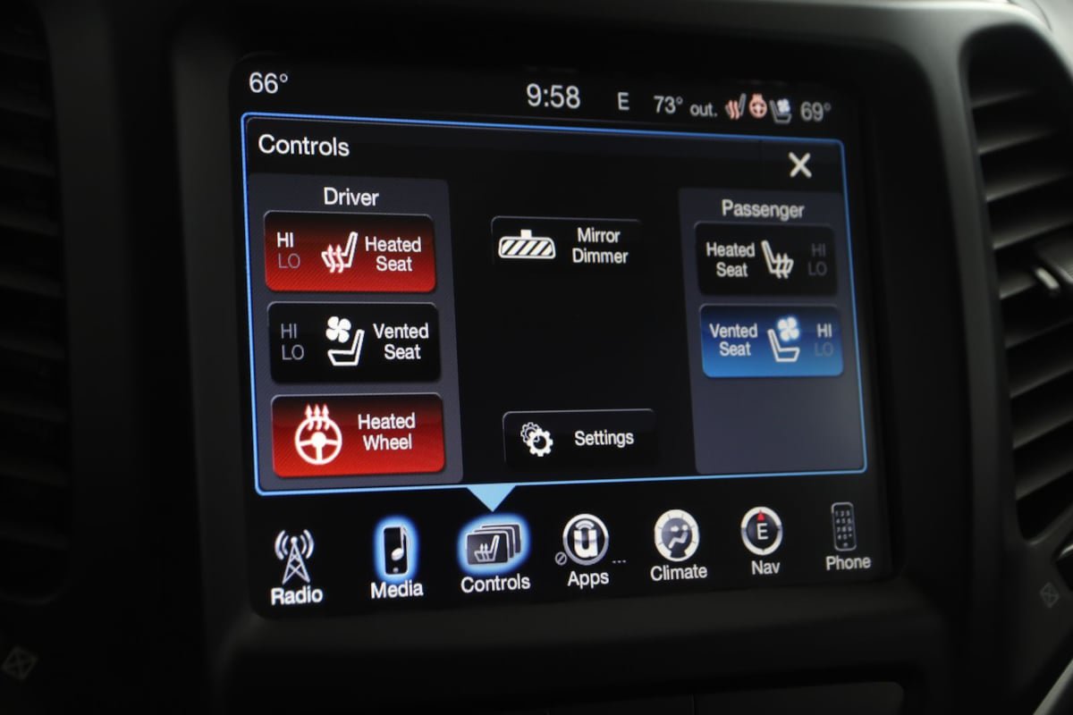 Used 2018 Jeep Cherokee Overland AWD/4WD image 8