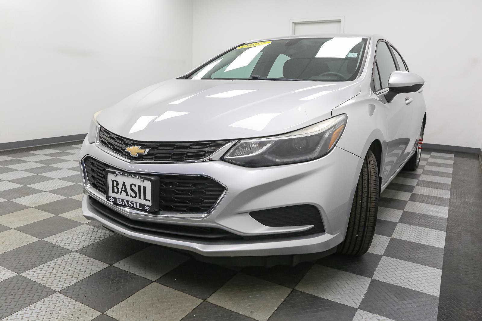 Used 2017 Chevrolet Cruze LT FWD image 4