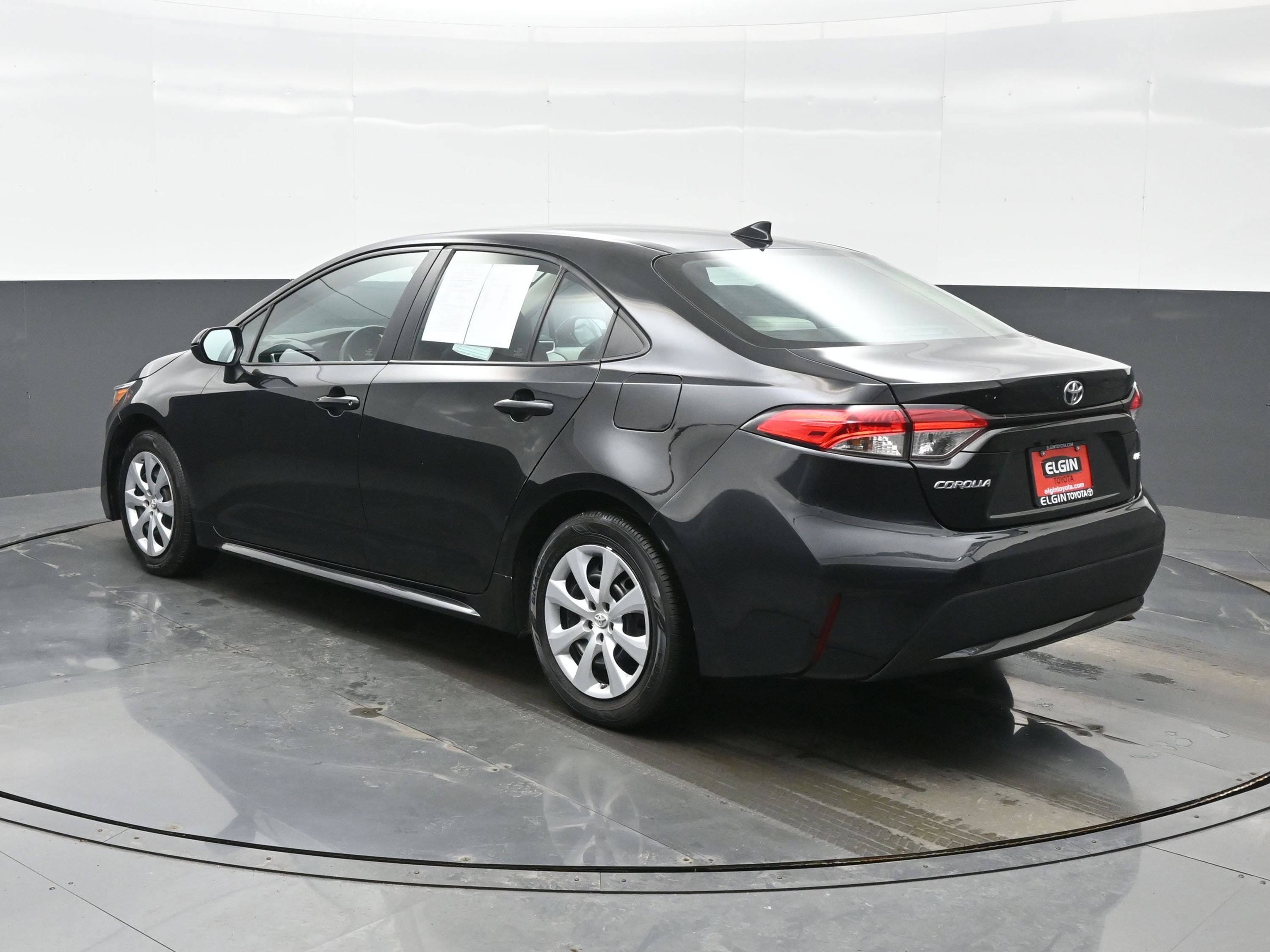 Used 2022 Toyota Corolla LE image 4