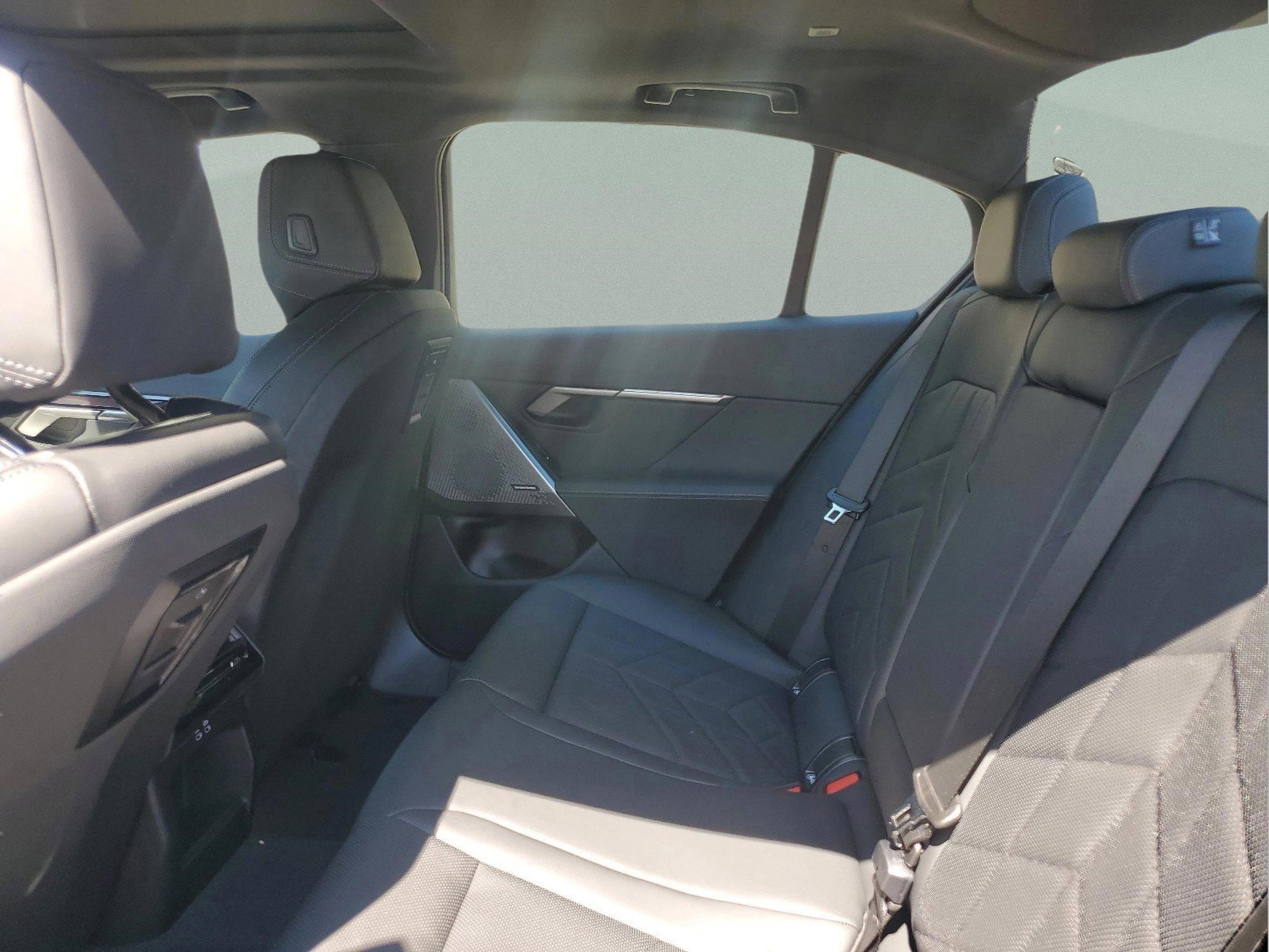 Used 2025 BMW i5 eDrive40i w/ Premium Package RWD image 6