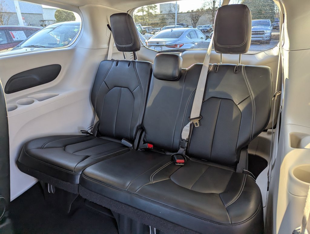 Used 2024 Chrysler Pacifica Touring-L image 16