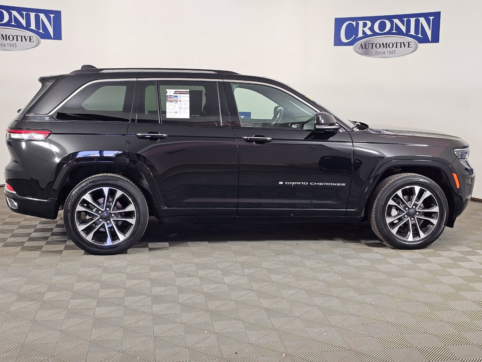 Used 2023 Jeep Grand Cherokee Overland w/ Luxury Tech Group IV AWD/4WD image 38