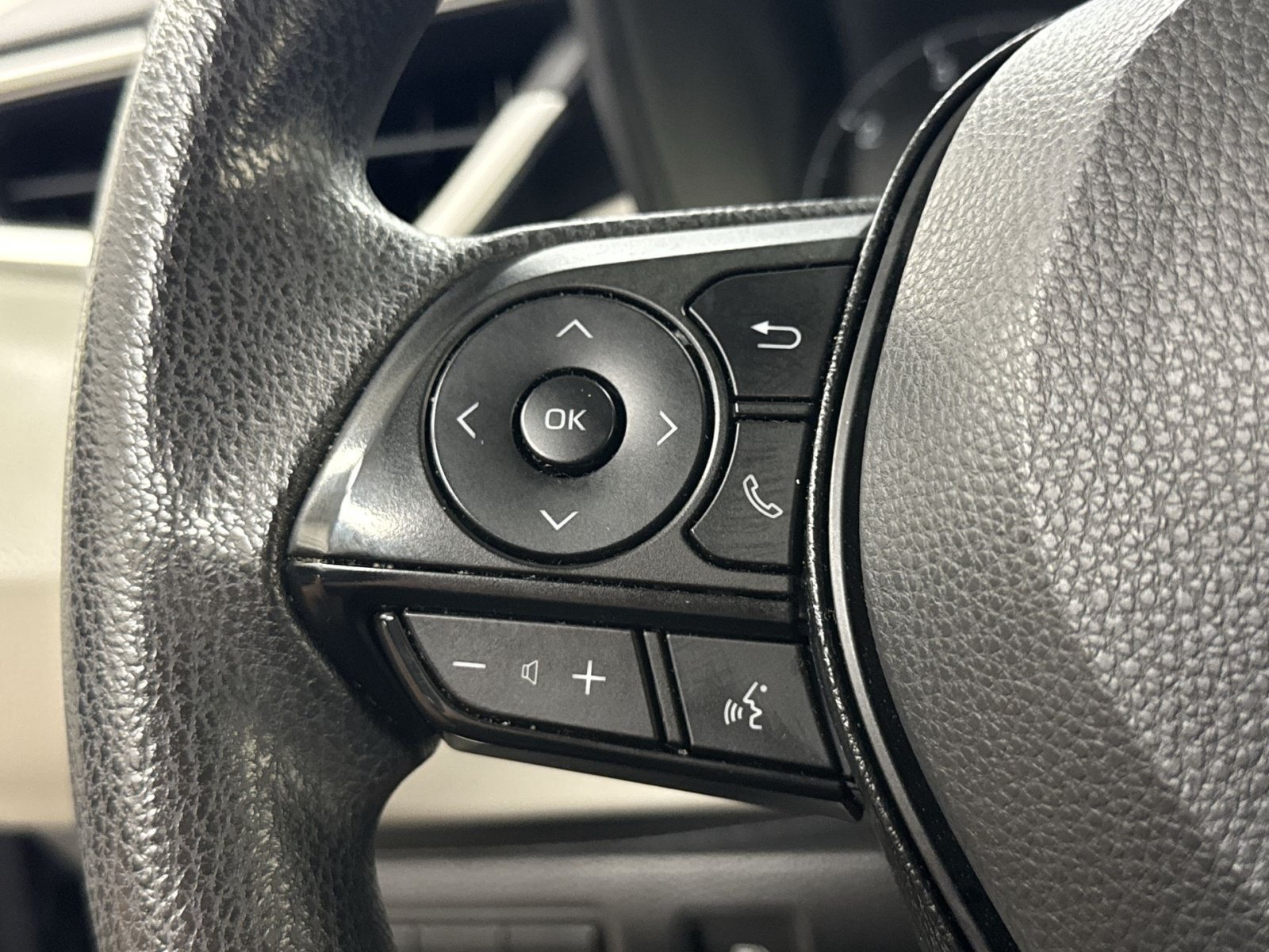 Used 2025 Toyota Corolla LE FWD image 34