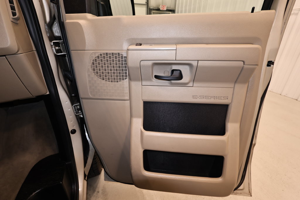 Used 2009 Ford E-350 and Econoline 350 XL RWD image 17