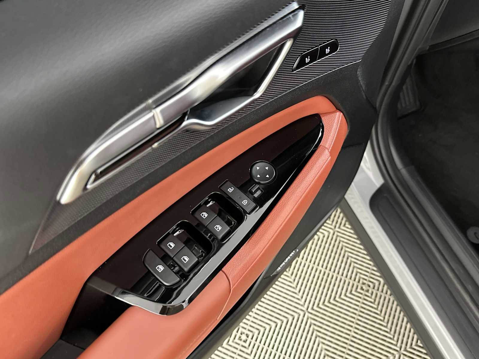 Used 2025 Kia Sportage SX image 16