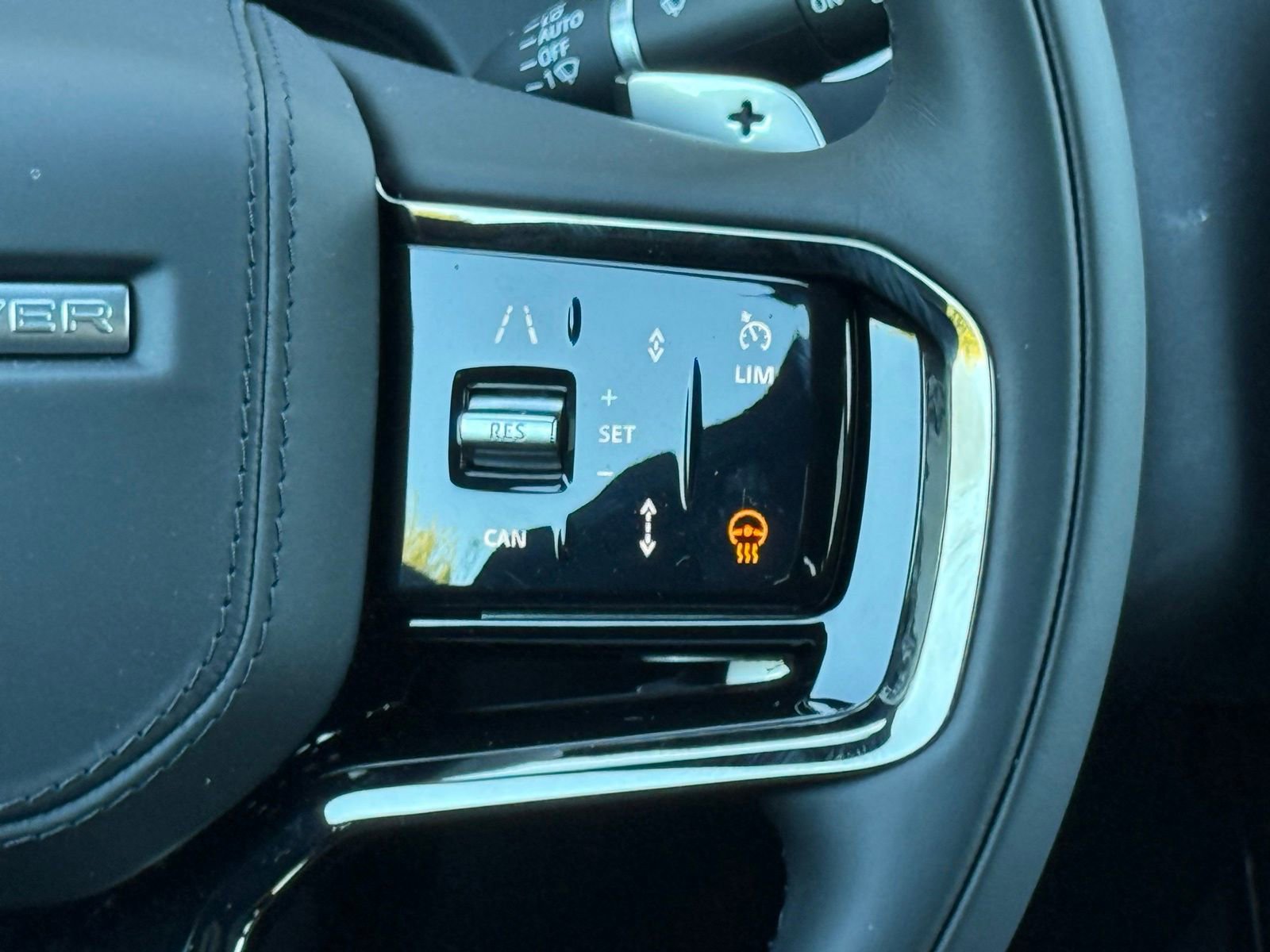 New 2026 Land Rover Range Rover Velar Dynamic SE image 27