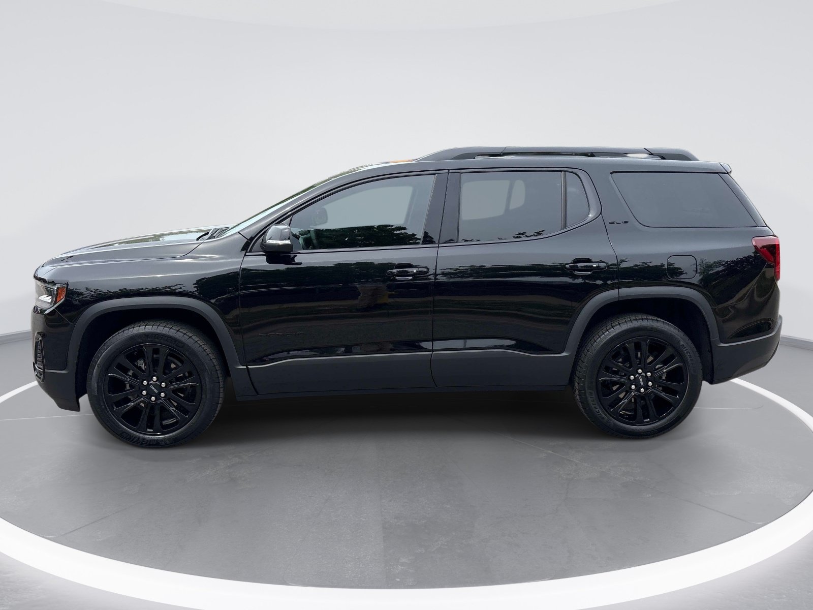 Used 2023 GMC Acadia SLE w/ Driver Convenience Package FWD image 5