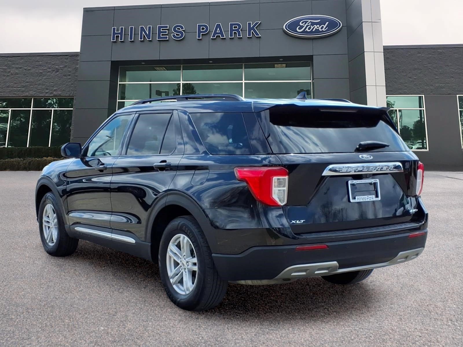 Used 2021 Ford Explorer XLT w/ Equipment Group 202A AWD/4WD image 5