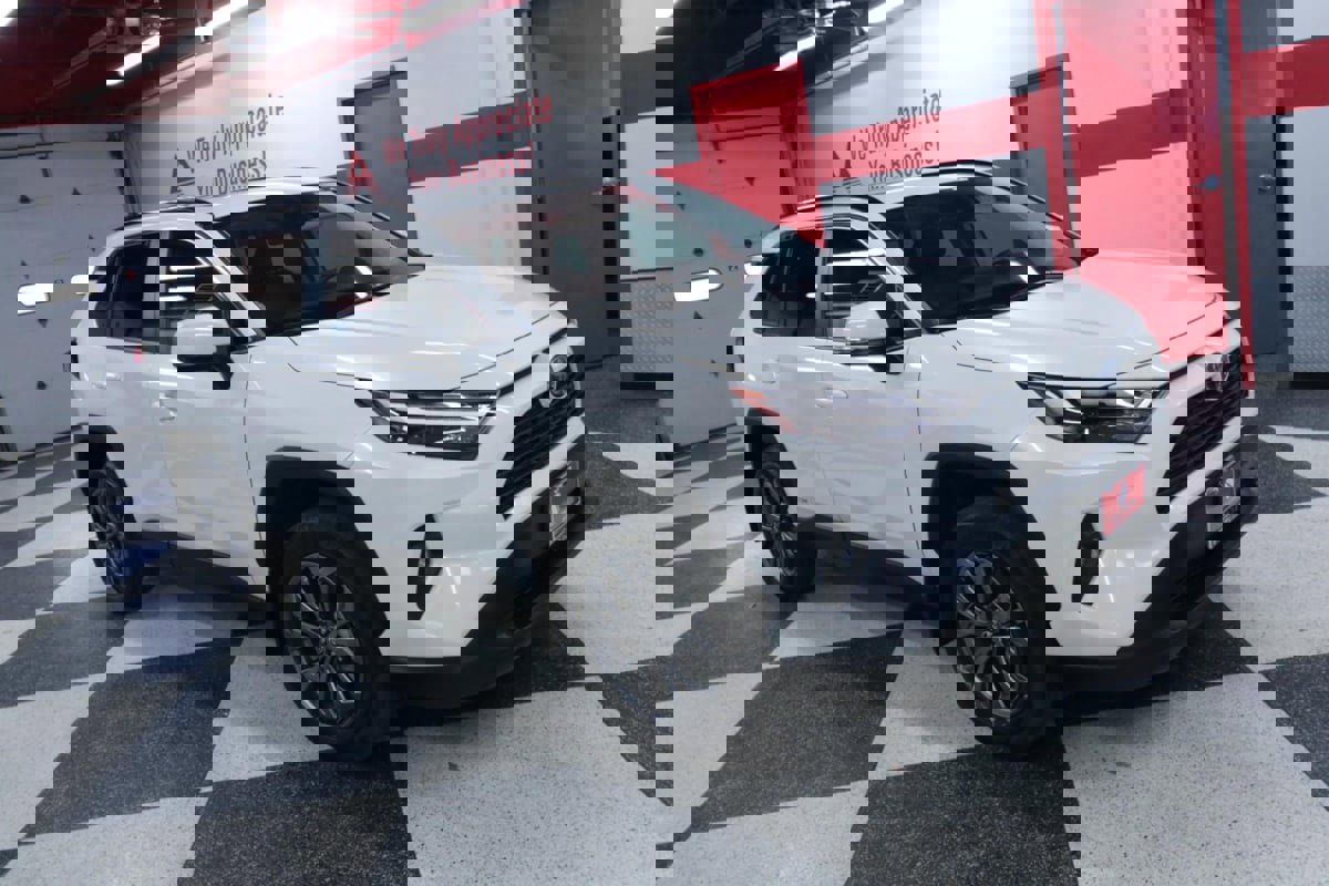 Used 2022 Toyota RAV4 XLE Premium image 3