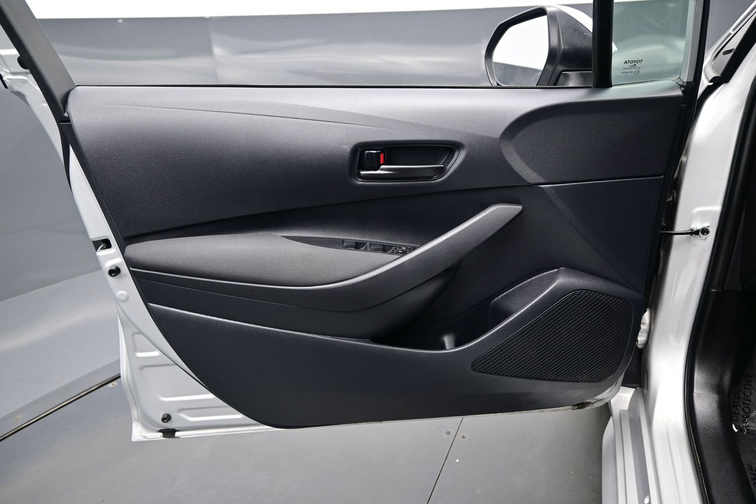 Used 2025 Toyota Corolla LE FWD image 9