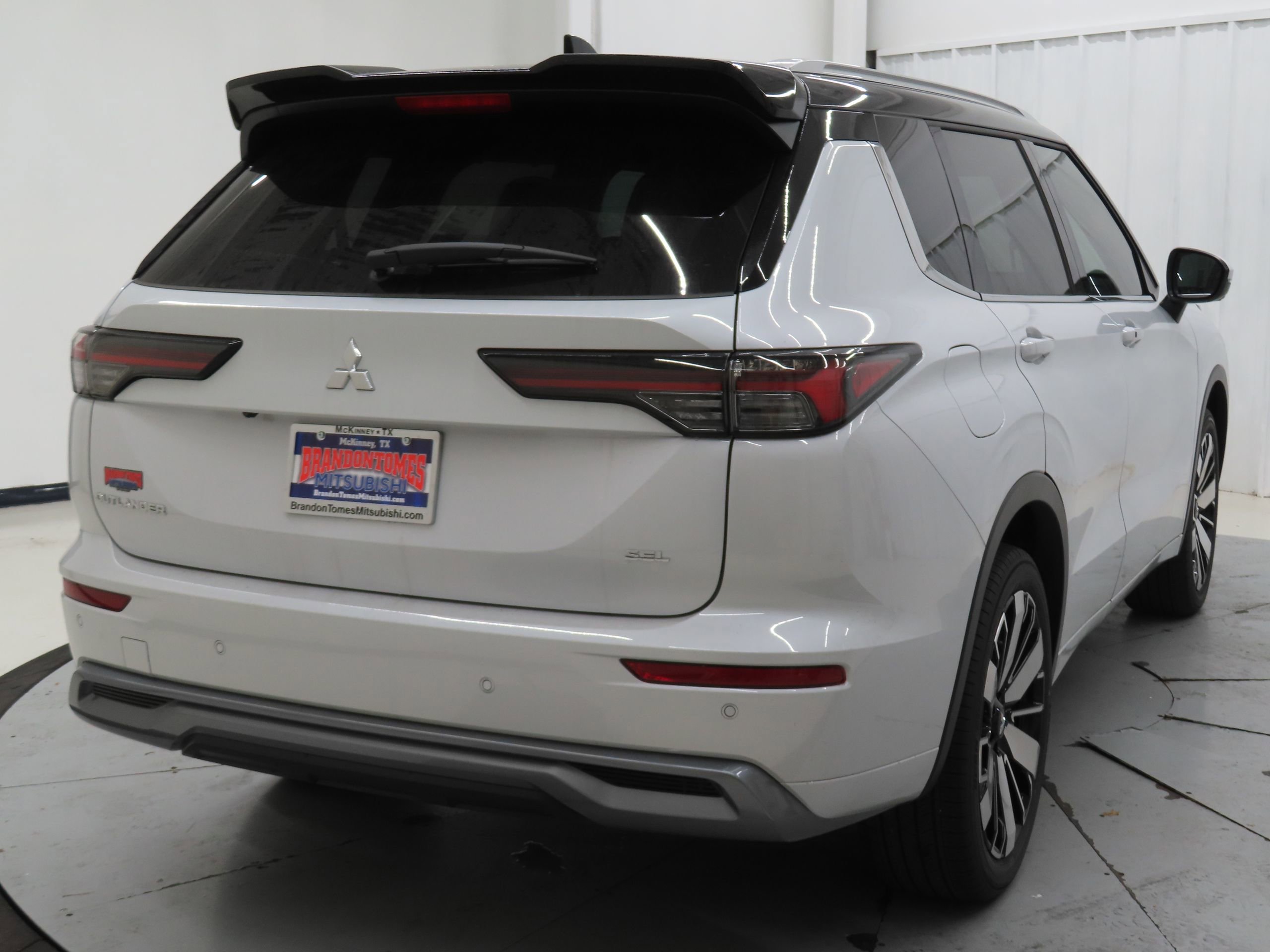 New 2026 Mitsubishi Outlander SEL image 3