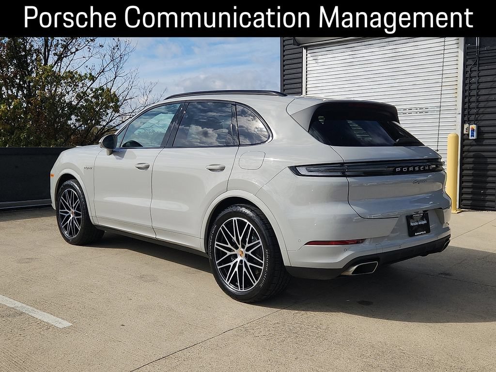 Certified 2025 Porsche Cayenne E-Hybrid AWD/4WD image 3