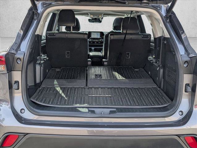 Used 2021 Toyota Highlander XLE image 6