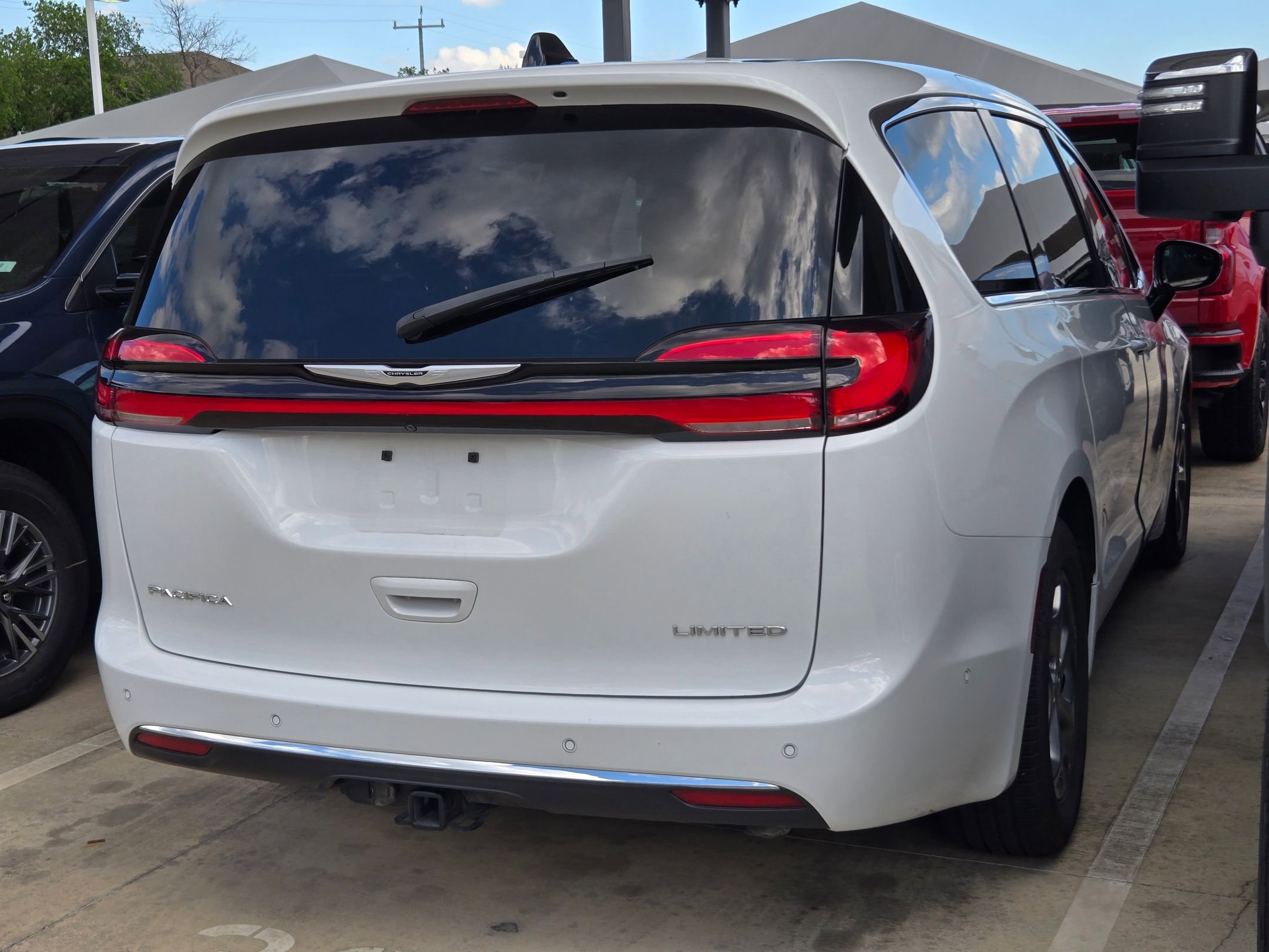 Used 2024 Chrysler Pacifica Limited w/ Uconnect Theater Family Group FWD image 8