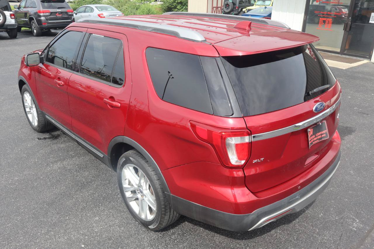 Used 2017 Ford Explorer XLT w/ Equipment Group 201A AWD/4WD image 14