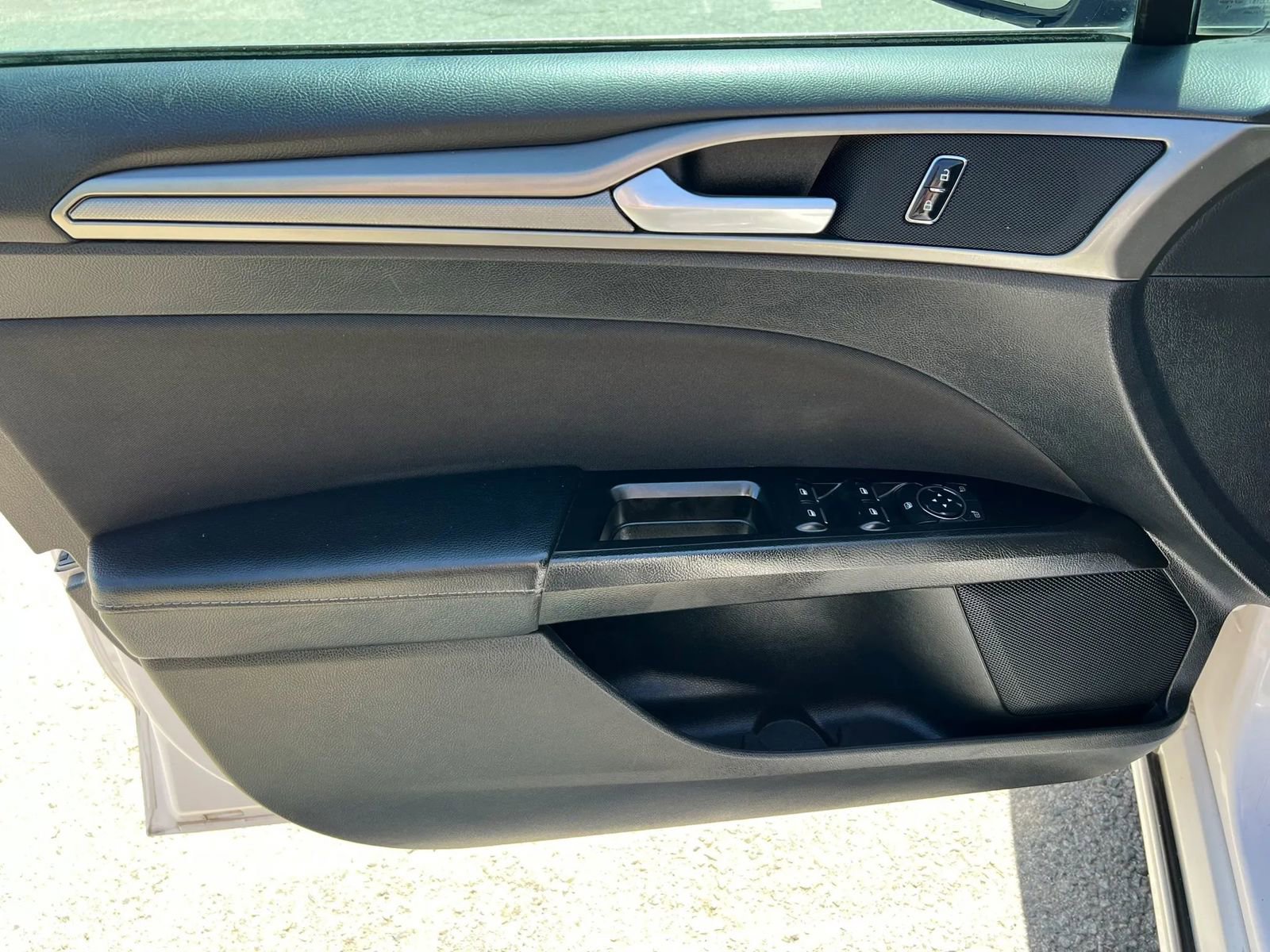Used 2017 Ford Fusion SE FWD image 19