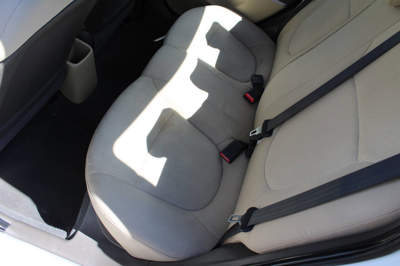 Used 2013 Hyundai Accent GLS image 27